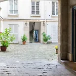 Hostnfly Apartments - Beautiful & Bright Studio In The Heart Of Paris !